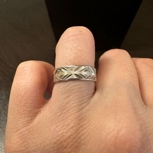 SALE! Diamond cut, sterling silver ring band! - Picture 3 of 6